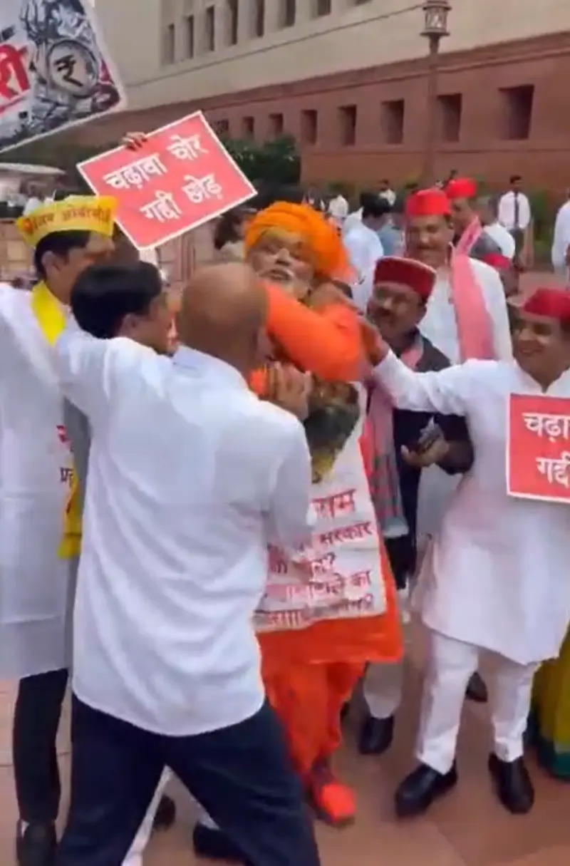 गेरुआ वस्त्र, हाथ में कमंडल! जब संसद परिसर में साधु बने सांसद पप्पू यादव, मचा हड़कंप