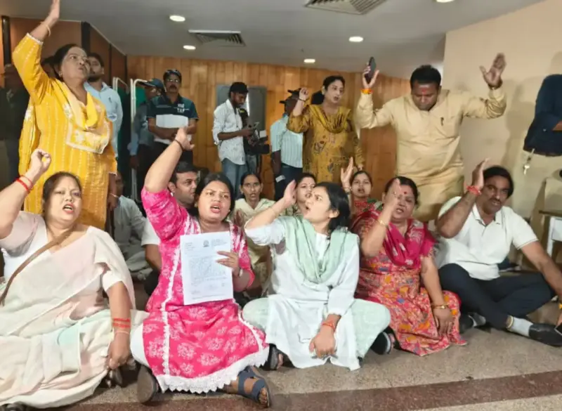 महापौर कार्यालय के बाहर आप पार्षदों का हंगामा, चुनाव रद्द करने की बड़ी मांग