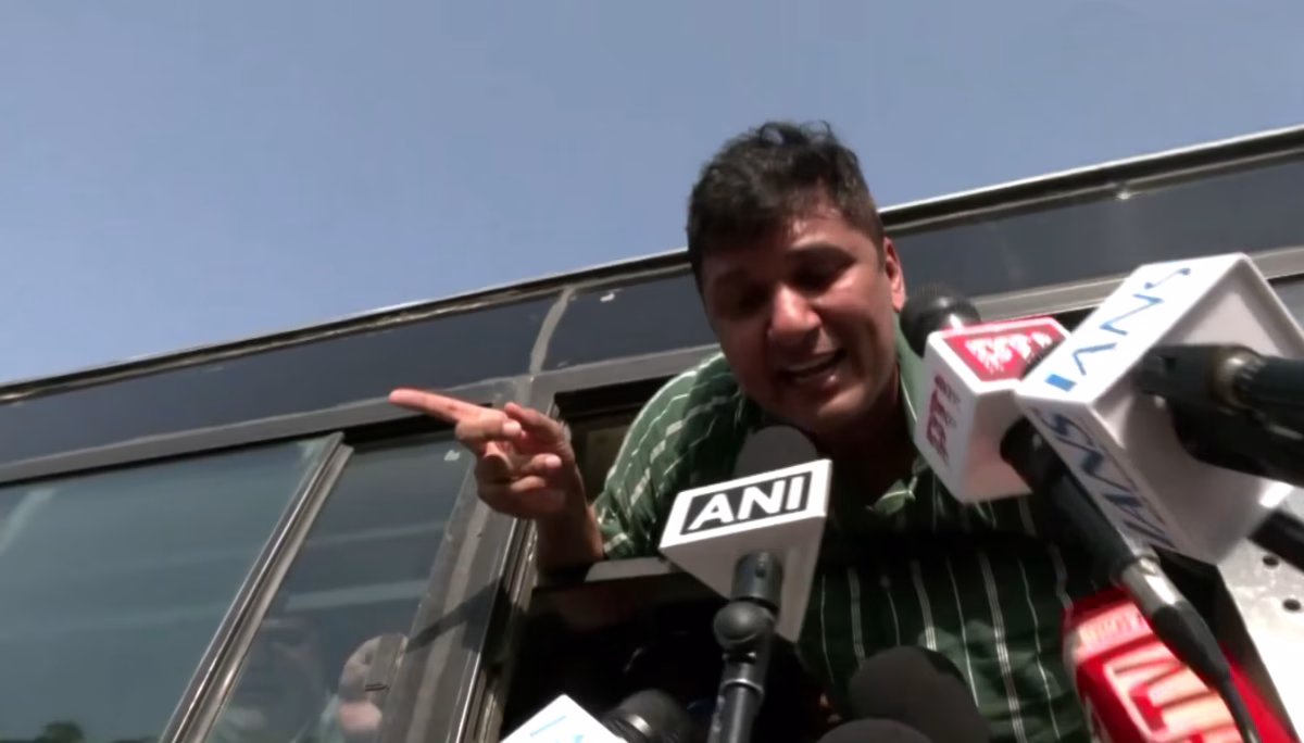 फुटबॉल की तरह फेंका... CEC के इस्तीफे पर दिल्ली में बवाल, हिरासत में AAP नेता