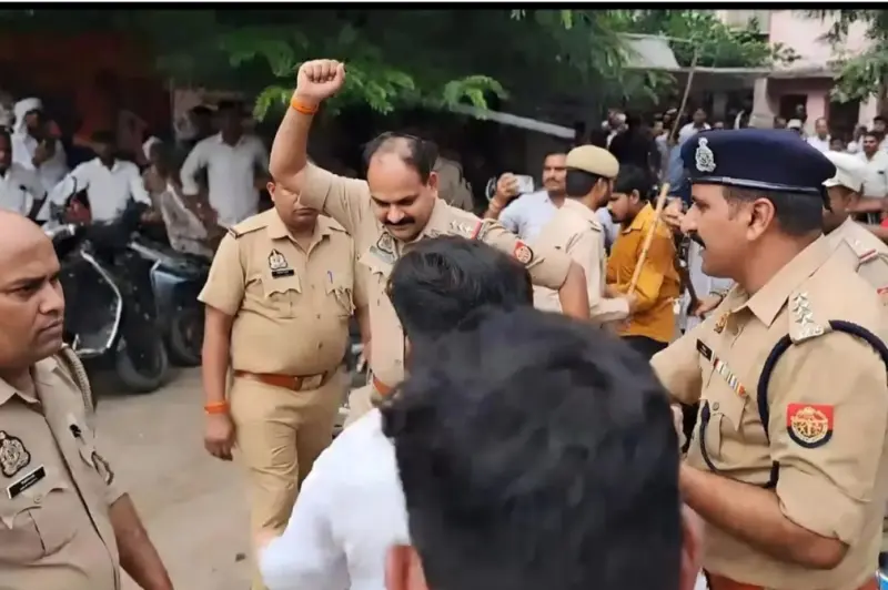 आगरा में यूजीसी कानून पर बवाल: पुलिस और प्रदर्शनकारियों के बीच झड़प, जमकर चले लाठी-डंडे