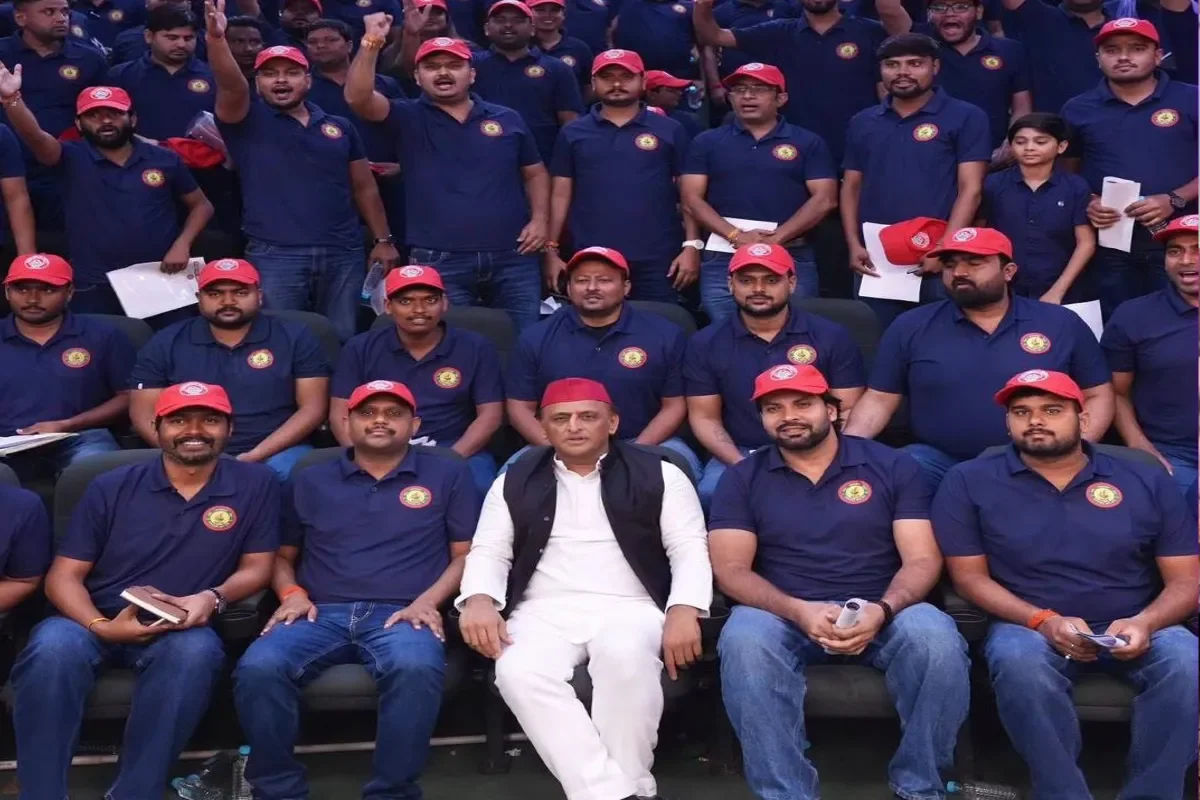 अखिलेश यादव का मास्टरस्ट्रोक: नीली वर्दी और पीडीए के नए दांव से यूपी की सियासत में भूचाल