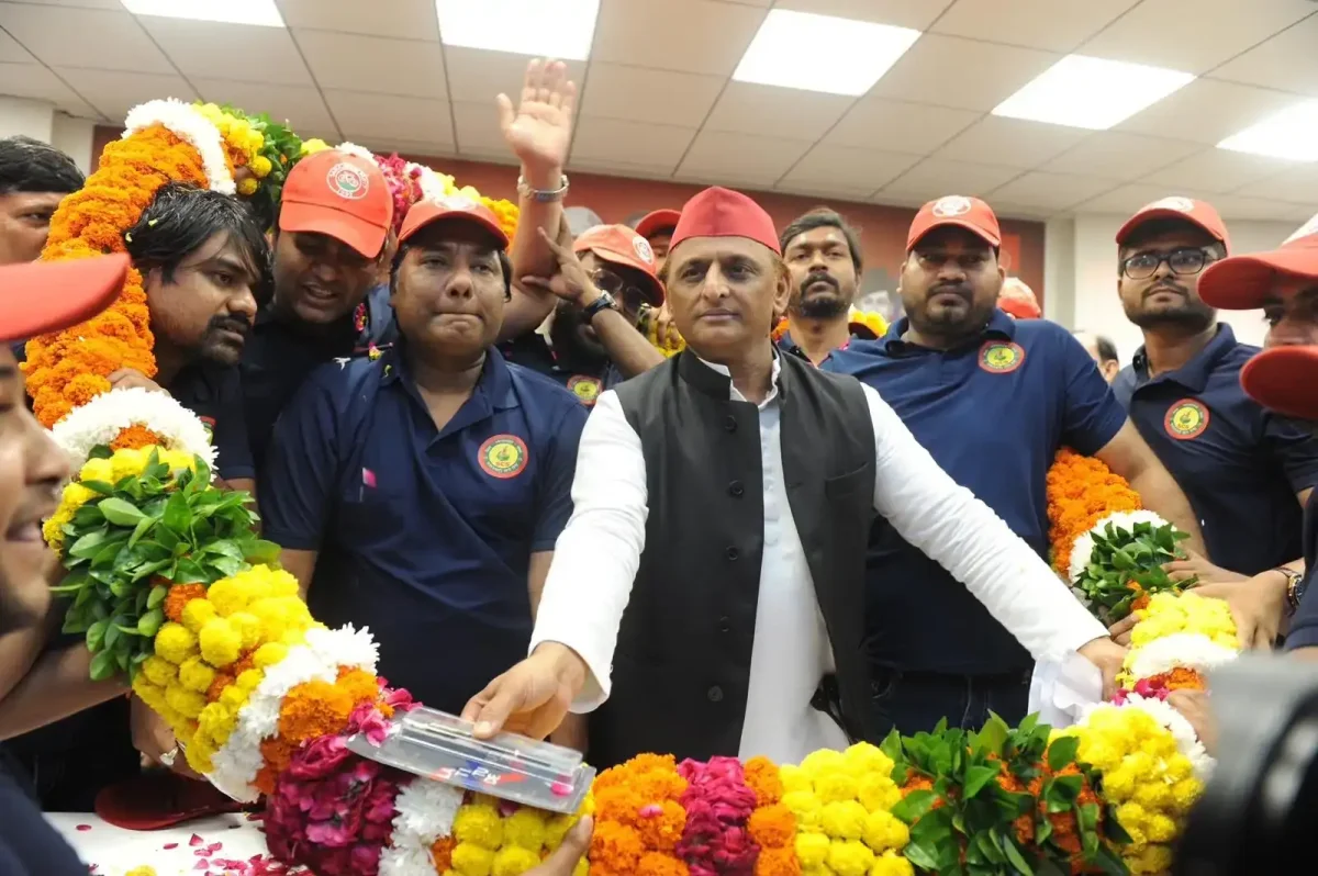 अखिलेश यादव का बड़ा दांव: सपा छात्र सभा के लिए लॉन्च की नई यूनिफॉर्म
