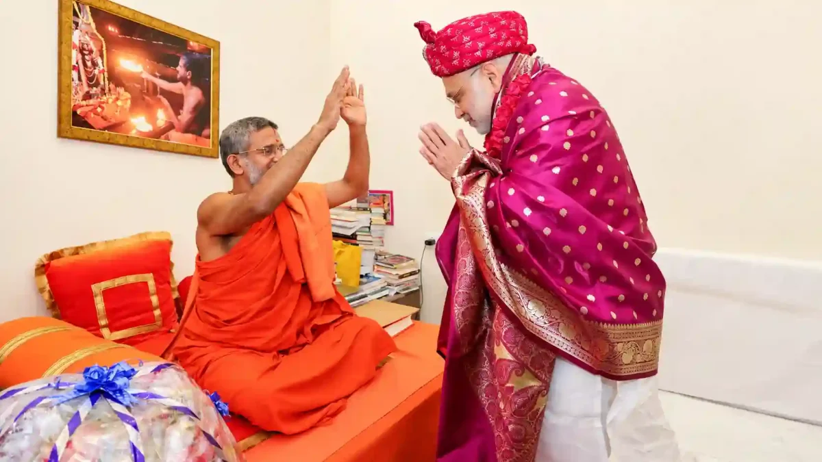 अमित शाह ने पेजावर मठ के संत से की मुलाकात, मिला खास आशीर्वाद