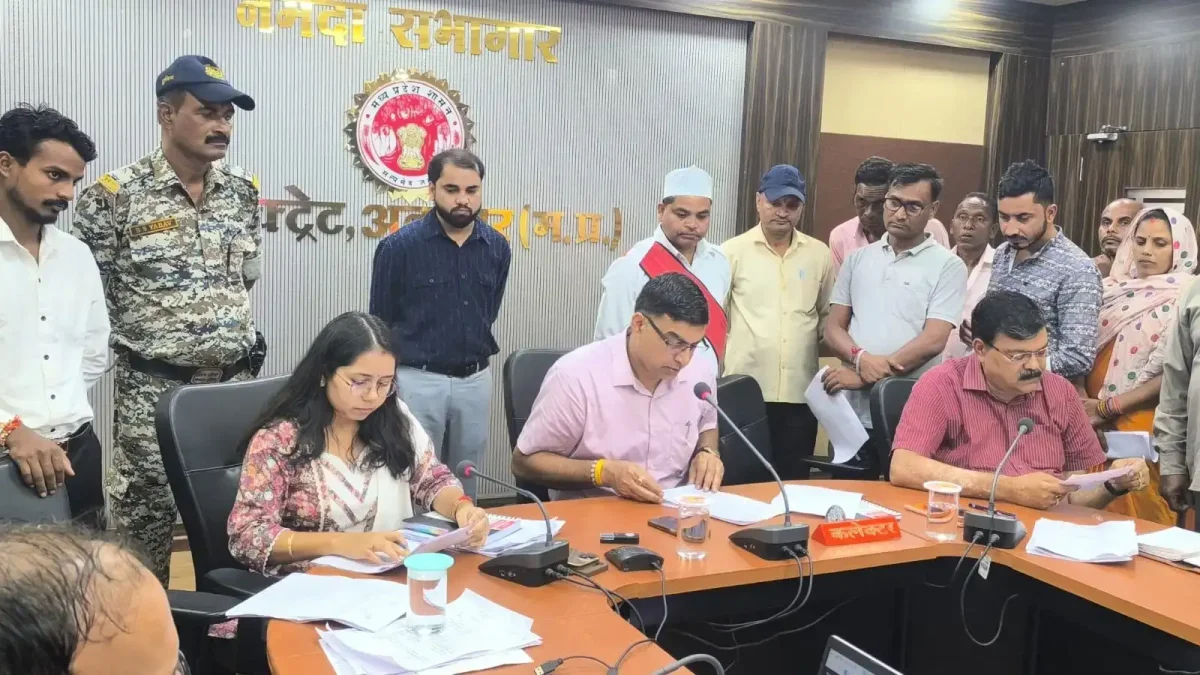 अनूपपुर जनसुनवाई: कलेक्टर के सामने आईं 63 शिकायतें, सरकारी जमीन से कब्जा हटाने के निर्देश
