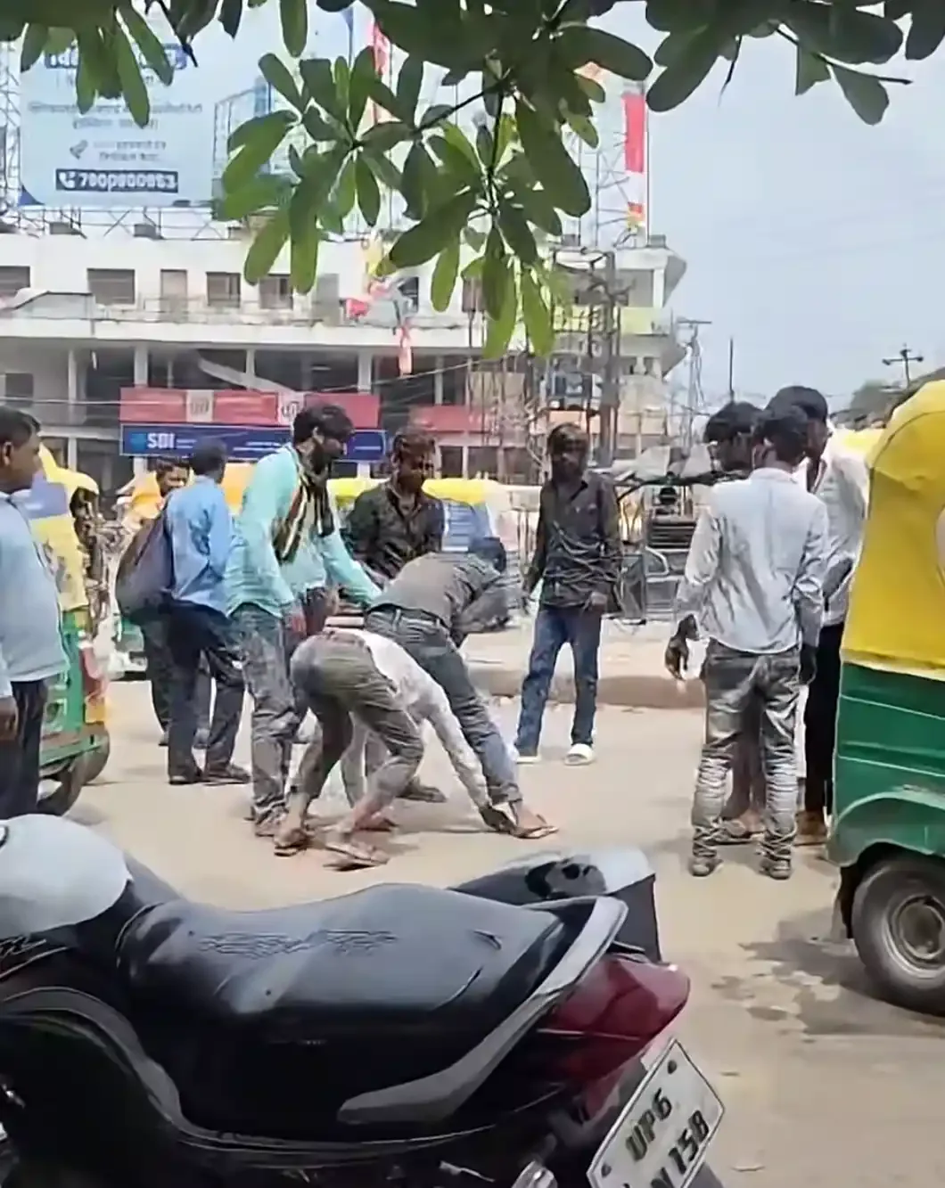 पड़ाव चौराहा बना अखाड़ा: सवारी बैठाने के खूनी खेल में भिड़े ऑटो चालक, जमकर चले लात-घूसे