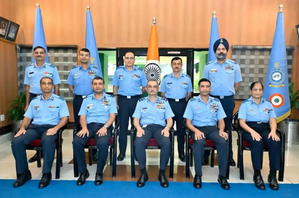 बमरौली एयरबेस पहुंचे AOC-in-C: वायुसेना की युद्धक तैयारियों का किया बारीकी से निरीक्षण