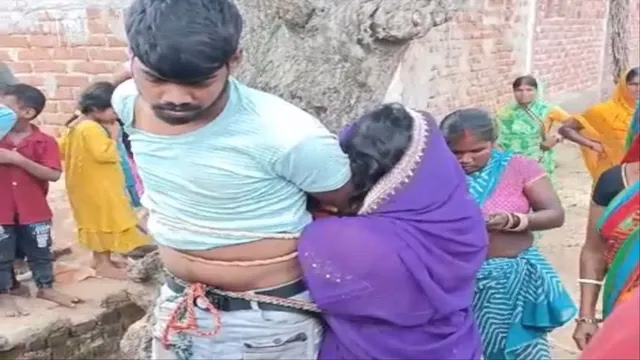 बिहार से शादीशुदा प्रेमिका से मिलने झारखंड पहुंचा आशिक, पेड़ से बांधकर ग्रामीणों ने पीटा