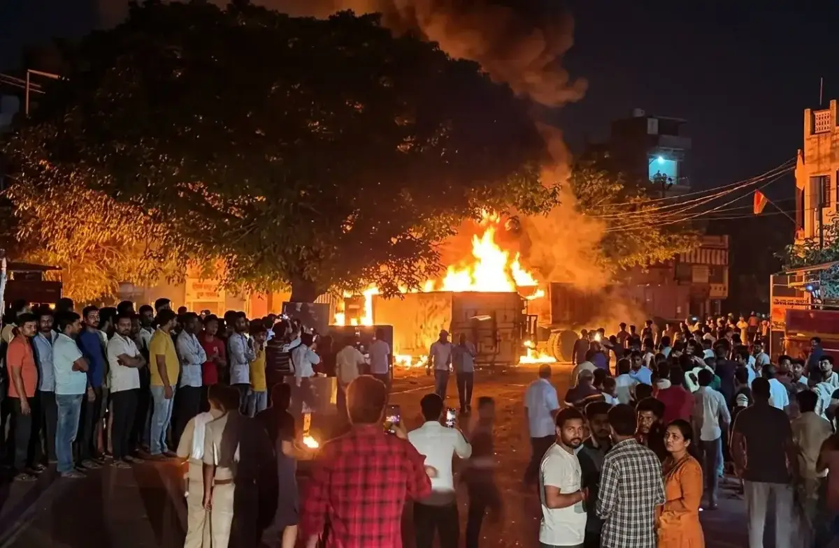 बिजनौर में खौफनाक मंजर: जोरदार भिड़ंत के बाद जल उठे दो कंटेनर, एक युवक की जिंदा जलकर मौत