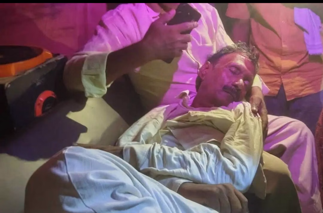 चंदौली में चलते-चलते रुक गई सांसें, बाइक पर जा रहे पूर्व प्रधान को आया दिल का दौरा