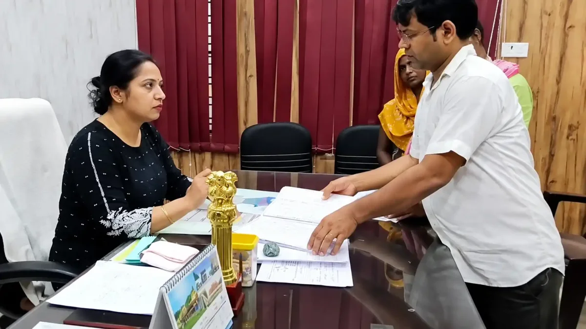 चंदौली में बड़ा प्रशासनिक एक्शन: 88 में से 60 लेखपाल मिले गायब, SDM की चेतावनी से हड़कंप
