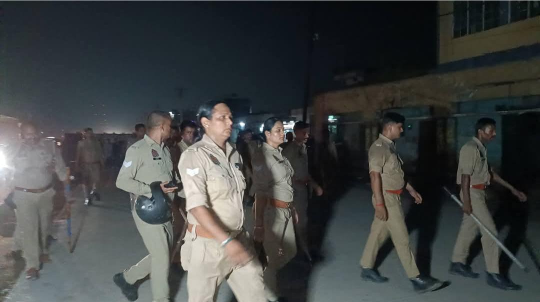 चंदौली में मीट की दुकान बंद कराने गई पुलिस टीम पर हमला, दरोगा से हाथापाई के बाद आरोपी फरार