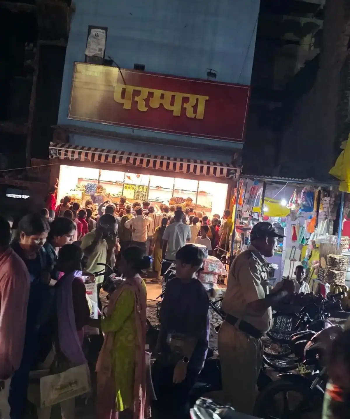 चंदौली में रक्षाबंधन की धूम: मुगलसराय बाजार में उमड़ी भारी भीड़, मिठाइयों की जबरदस्त बिक्री