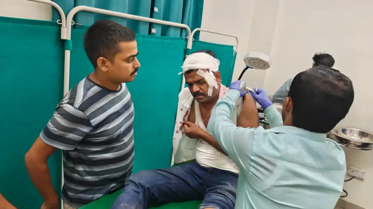 चतरा में आदिवासी महिला से कथित दुष्कर्म का मामला, टंडवा में पुलिस पर पथराव, एसएचओ घायल