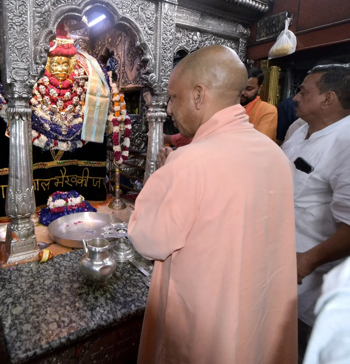 सीएम योगी ने काशी में टेका मत्था, बाबा विश्वनाथ और कालभैरव से मांगी प्रदेश की खुशहाली