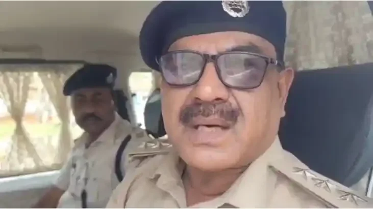 दरभंगा में शराब छापेमारी के दौरान पुलिस पर हमला, जेसीबी से घेरी गाड़ी; 10 गिरफ्तार