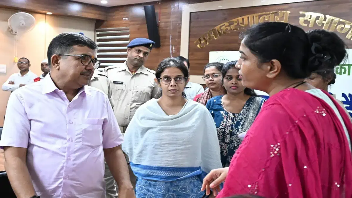 समाहरणालय में लोक संवाद: डीसी अजय नाथ झा ने सुनी 31 शिकायतें, दिए सख्त निर्देश