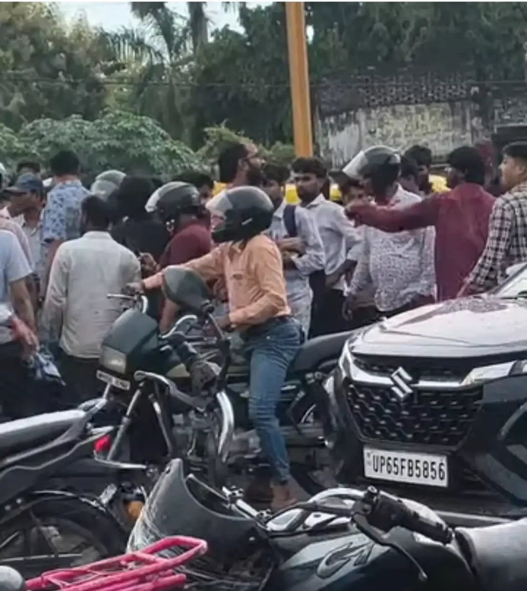 पंडित दीनदयाल उपाध्याय नगर में भीषण सड़क हादसा: ऑटो और कार की आमने-सामने टक्कर, चालक गंभीर