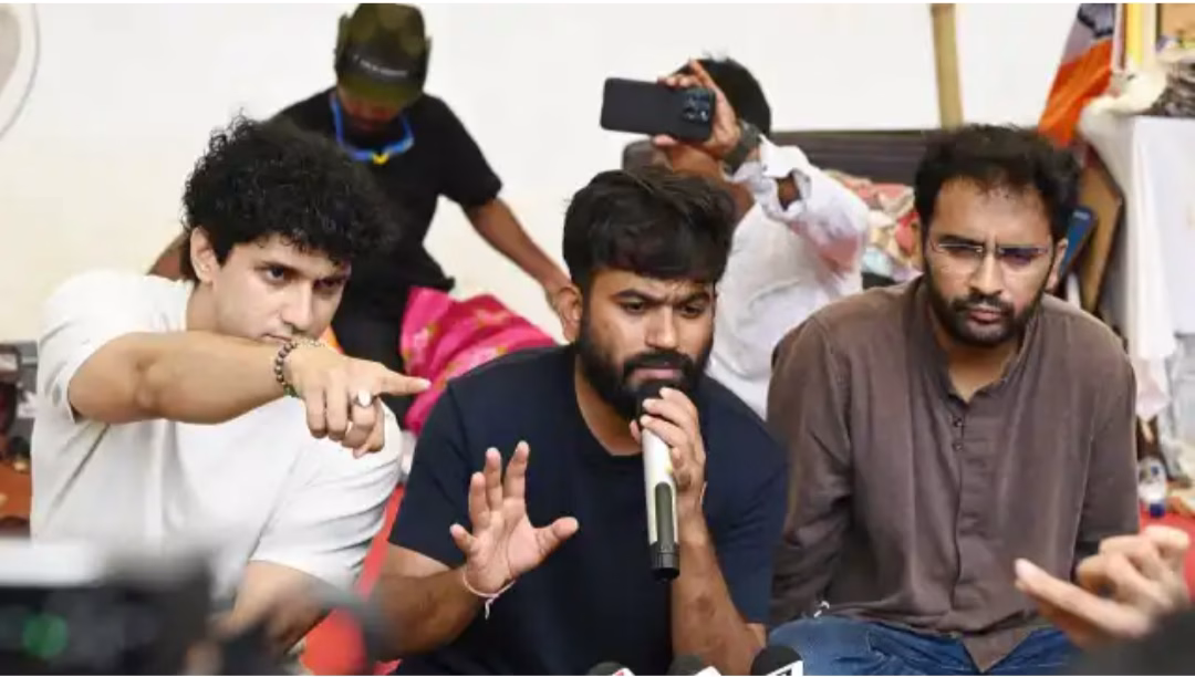 दिल्ली एयरपोर्ट पर बड़ा एक्शन: सीजेपी के तीन प्रमुख नेता फ्लाइट से उतरते ही हिरासत में