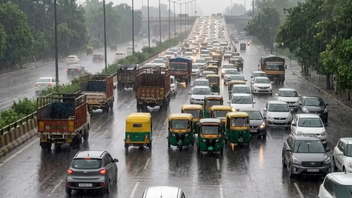 दिल्ली-NCR में मानसून का विकराल रूप: झमाझम बारिश से थमी रफ्तार, कई इलाकों में पानी भरा