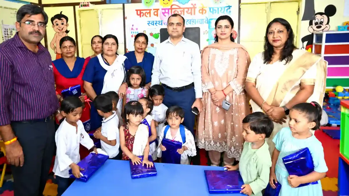 हरिद्वार: डीएम की पत्नी ने बच्चों संग मनाया जन्मदिन, दिए गिफ्ट