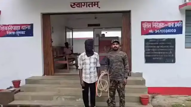 दुमका में इंसानियत शर्मसार: पति के बाहर जाते ही पड़ोसी ने दो बच्चों की मां को बनाया हवस का शिकार