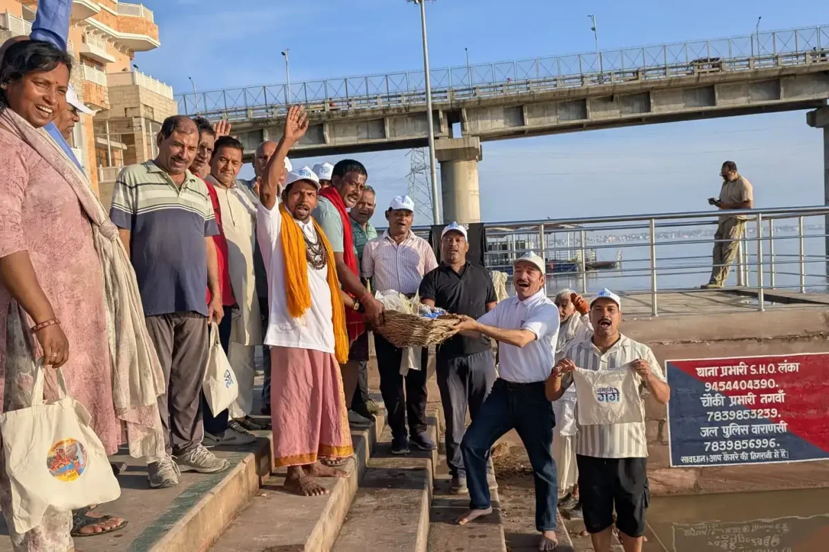 वाराणसी में बाढ़ के बीच उठी आस्था की लहर, सामने घाट पर उतारी गई मां गंगा की विशेष आरती