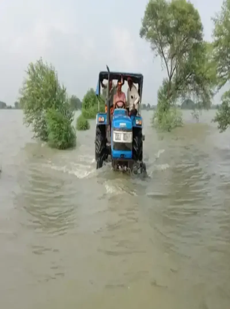 गाजीपुर में बाढ़ का तांडव: पानी के बीच जान जोखिम में डालकर सफर करने को मजबूर लोग