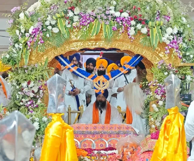 गोल्डन टेंपल में प्रकाश पर्व की धूम: फूलों से सजा हरिमंदिर साहिब, उमड़ा श्रद्धालुओं का सैलाब