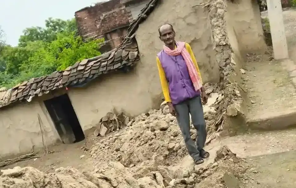 हमीरपुर में बारिश का कहर: बेघर हुए परिवारों के खातों में पहुंची राहत राशि, सर्वे जारी