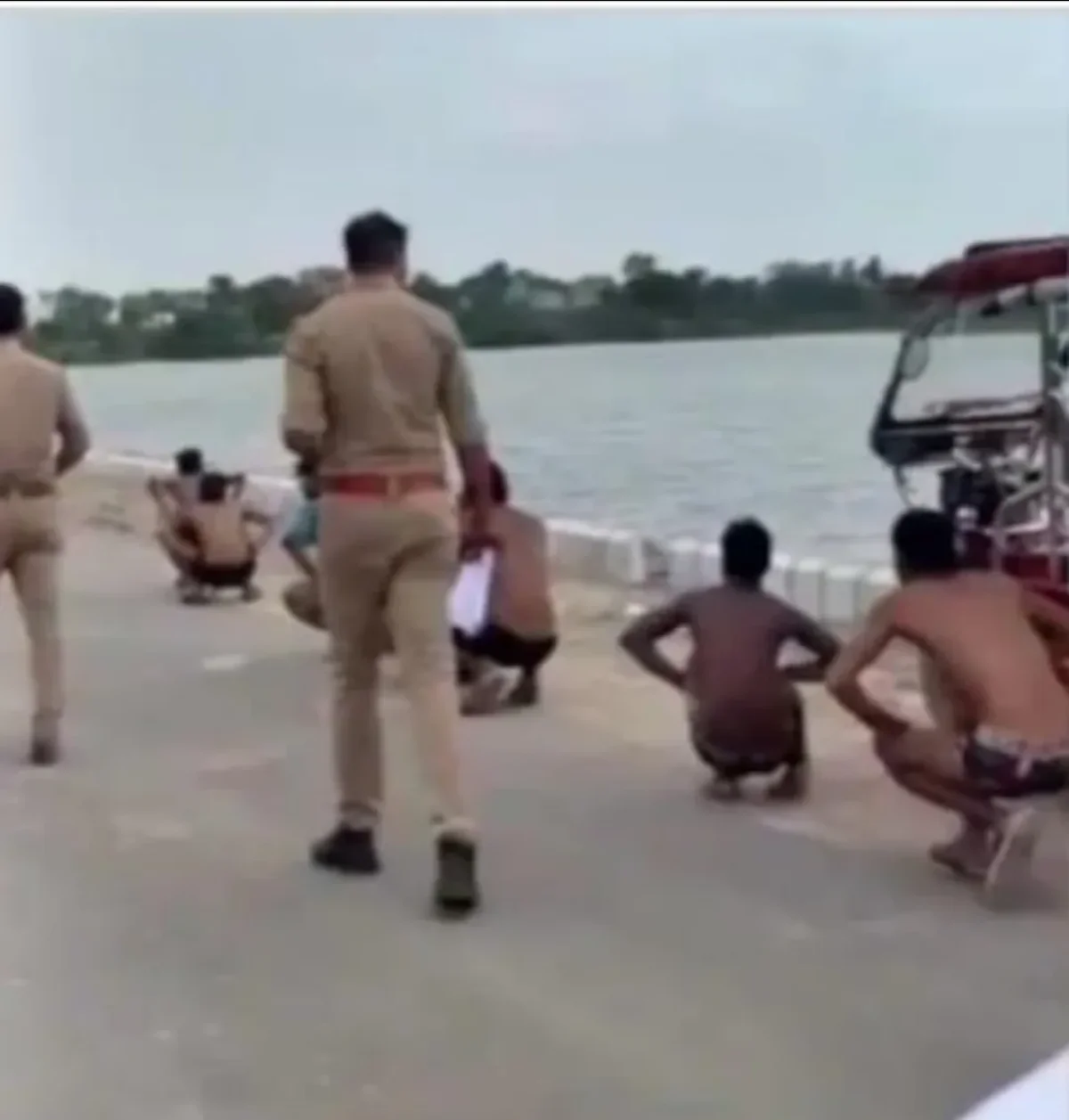 रील का खुमार उतरा: हमीरपुर में स्टंटबाजों को पुलिस ने सड़क पर बनवाया मेंढक