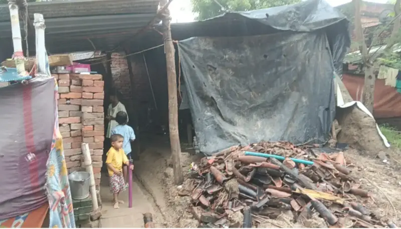 मकान ढहने के नौ दिन बाद भी बेघर परिवार को नहीं मिली मदद