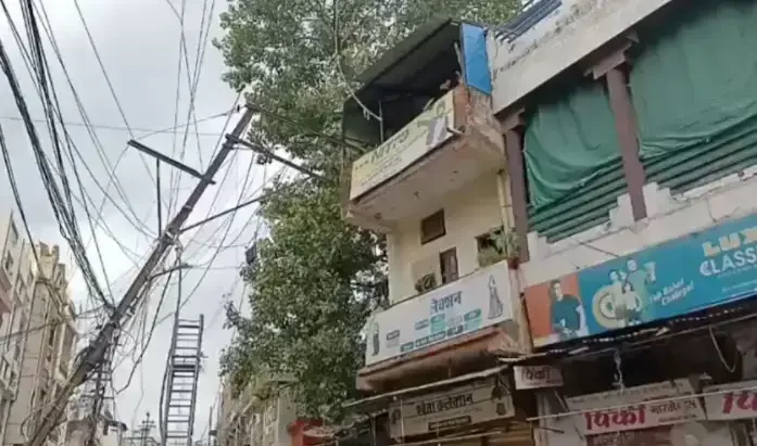 जबलपुर में टला बड़ा हादसा: मिलौनीगंज में केबल बदलते ही गिरे जर्जर बिजली पोल