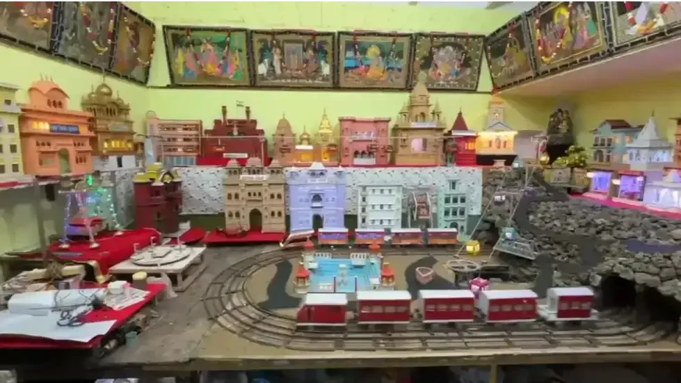 जन्माष्टमी की झांकी में दिखा बदलता बनारस, रोपवे और वंदे भारत का अनूठा संगम