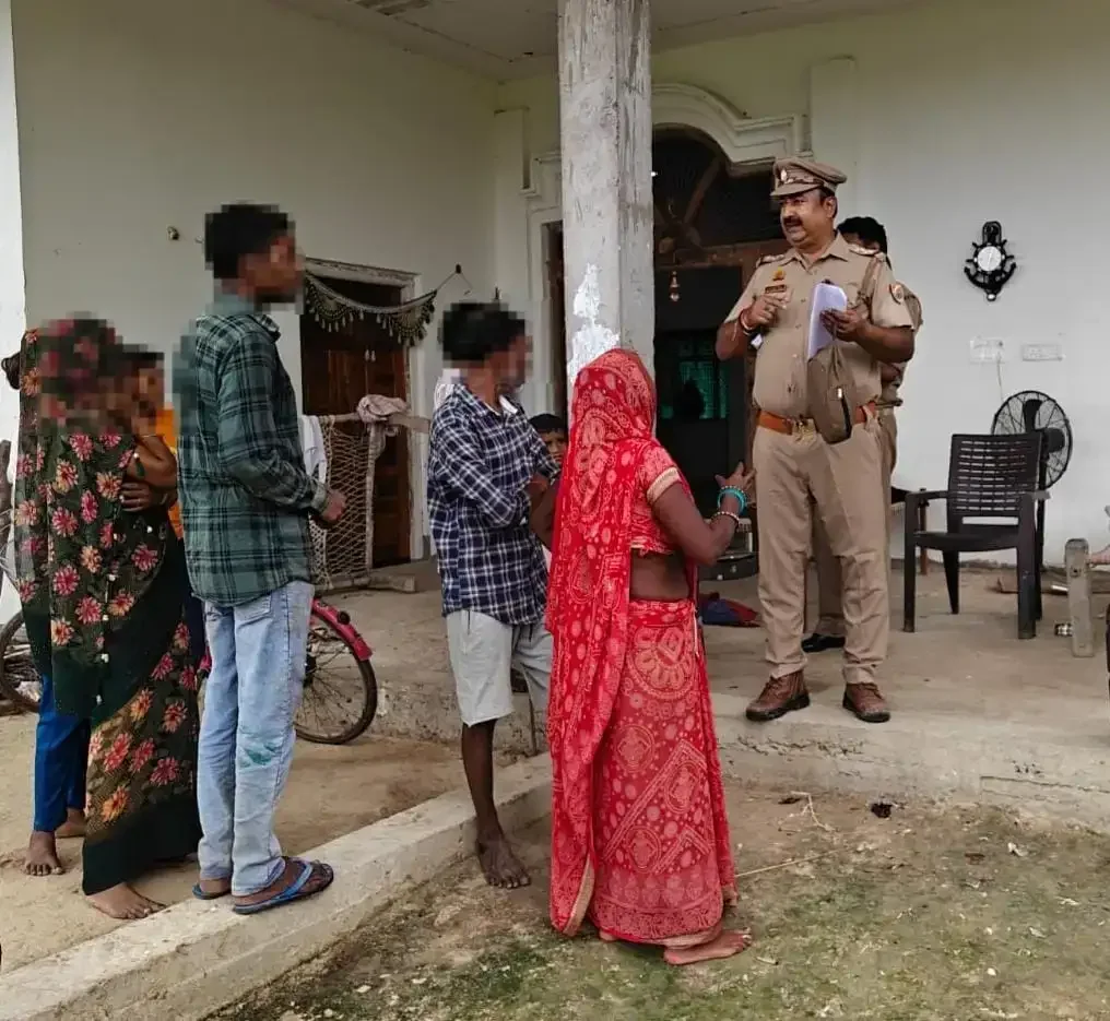 जौनपुर में बड़ा एक्शन: हिस्ट्रीशीटर राहुल बिंद जिला बदर, घर पर ढोल-नगाड़ों के साथ हुई मुनादी