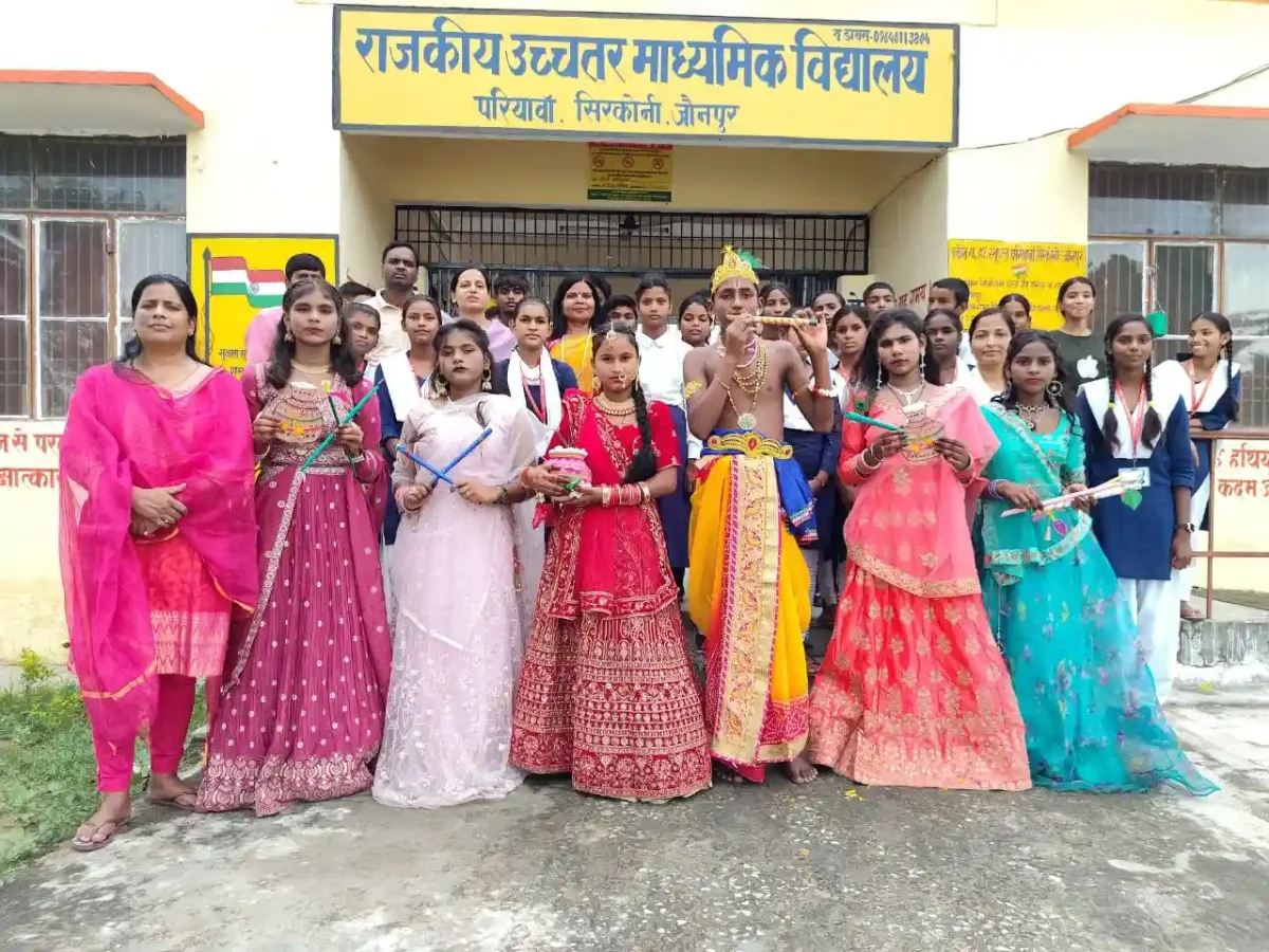 जौनपुर के इस स्कूल में कृष्ण जन्मोत्सव की धूम, बच्चों ने मटकी फोड़ और झूलन उत्सव से मोहा मन