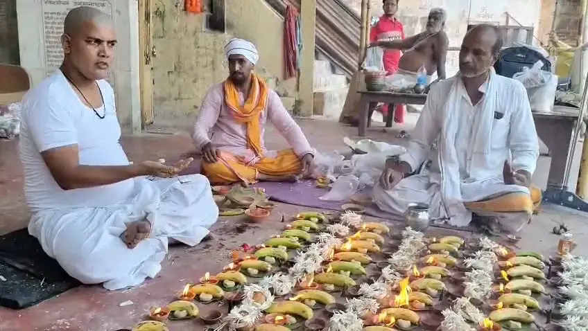 दुनिया में कोई नहीं था अपना, काशी में 52 लावारिस दिवंगतों का हुआ पिंडदान