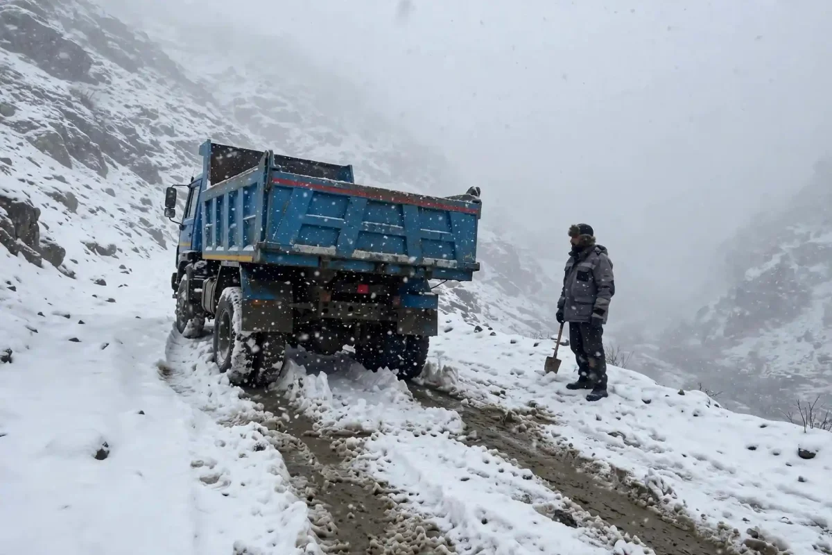 कश्मीर में मौसम का यूटर्न! गुरेज घाटी में सीजन की पहली बर्फबारी, सफेद चादर में लिपटी काबुल गली