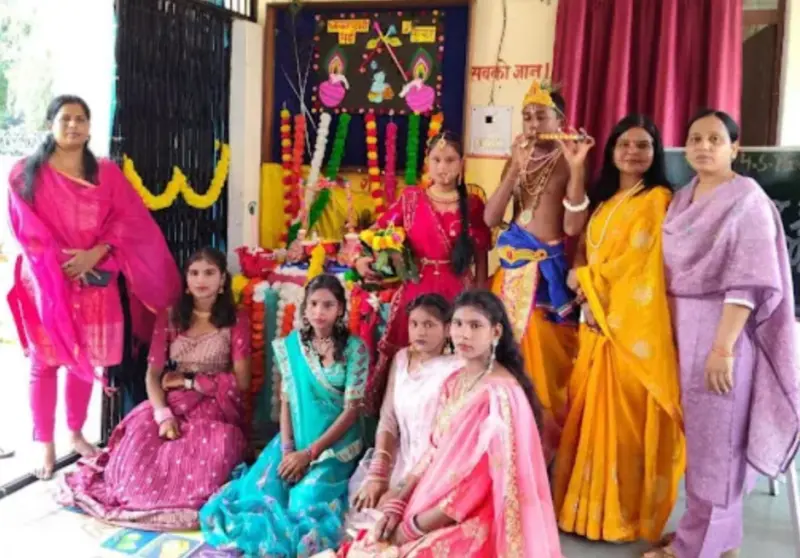 जौनपुर में कृष्ण जन्मोत्सव की धूम, परियावा स्कूल में सजी अद्भुत झांकियां