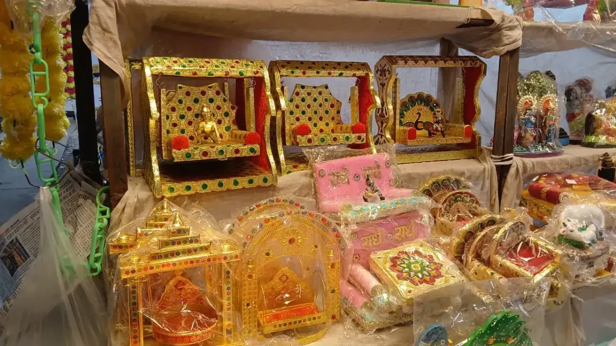 श्रीकृष्ण जन्माष्टमी पर सजे बाजार, लड्डू गोपाल के लिए 5000 तक के झूले
