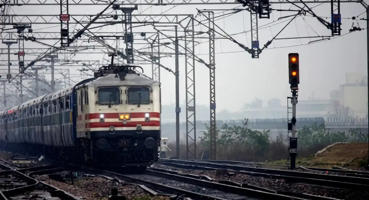 रेल यात्रा हुई बेपटरी: कुशीनगर 14 और पाटलिपुत्र एक्सप्रेस 4 घंटे लेट, यात्री बेहाल