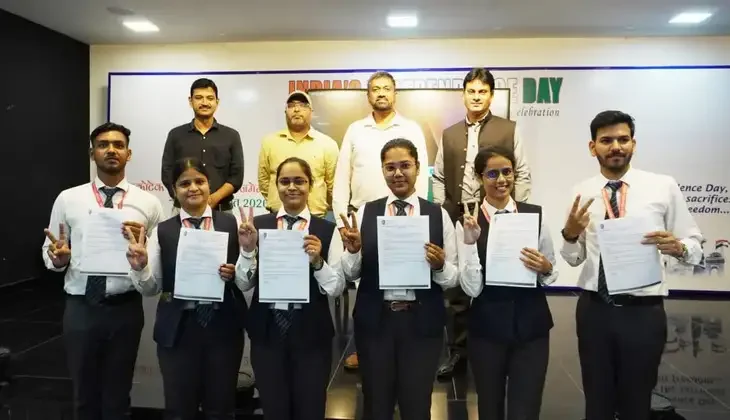 वाराणसी के माइक्रोटेक कॉलेज में जश्न: 64 छात्रों का शानदार प्लेसमेंट, मिला 5 लाख तक का पैकेज