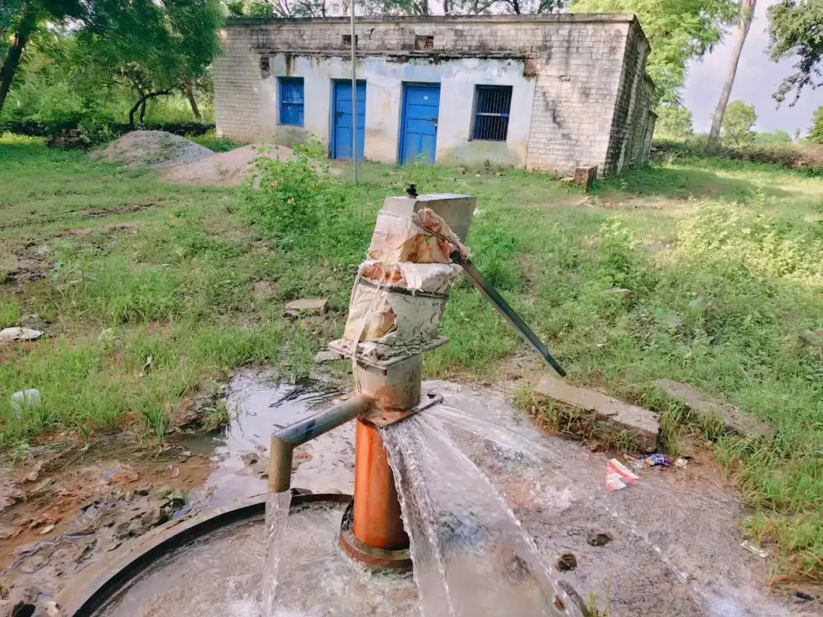 मीरजापुर में कुदरत का करिश्मा! बिना चलाए खुद-ब-खुद पानी उगल रहा हैंडपंप