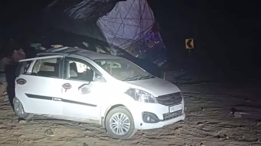 मीरजापुर में खौफनाक हादसा: ब्रेक फेल ट्रक ने कार को रौंदा, महिला की दर्दनाक मौत