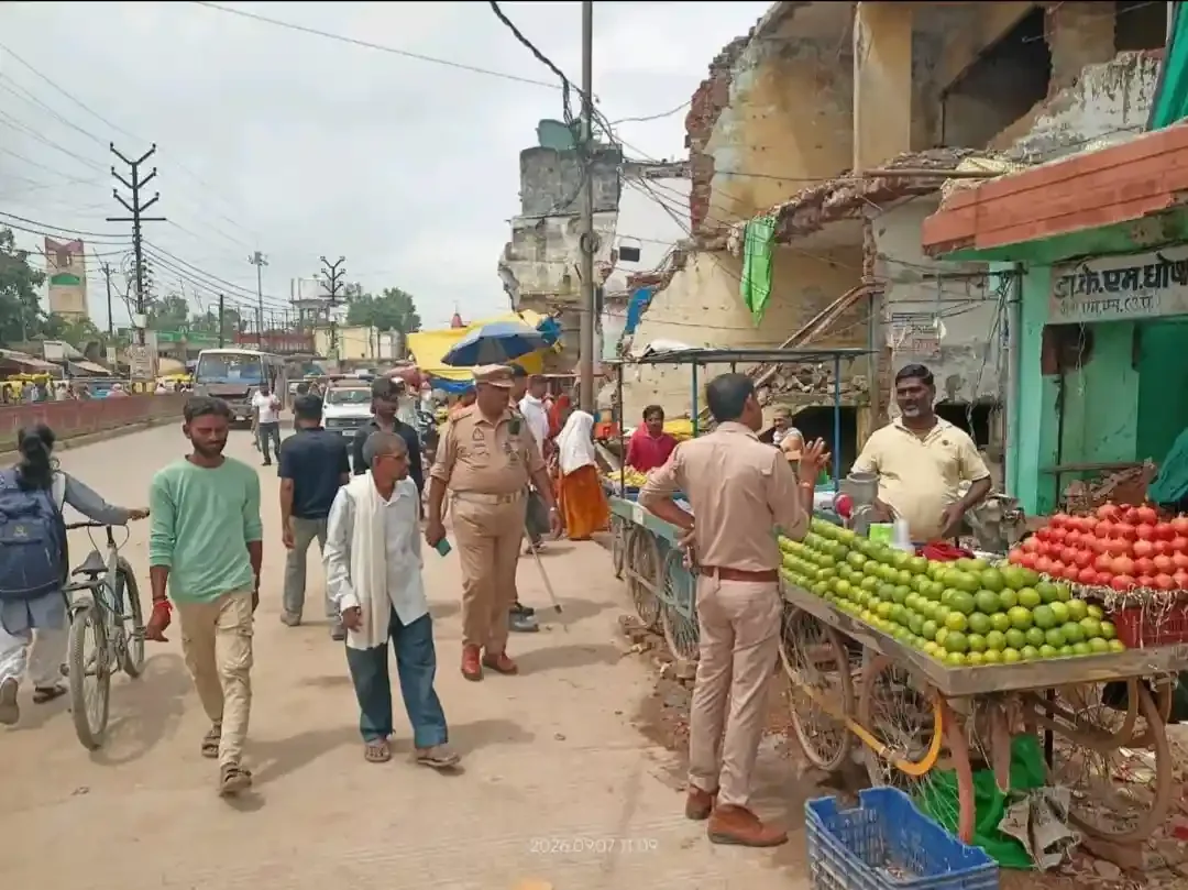 मुगलसराय में सड़क पर चला प्रशासन का बुलडोजर, अतिक्रमणकारियों पर बड़ी कार्रवाई