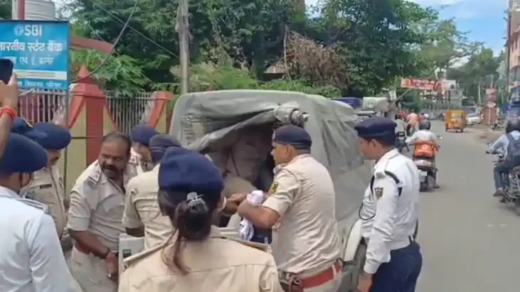 मुजफ्फरपुर में राज्यपाल के काफिले के सामने हंगामा, युवक के हाई-वोल्टेज ड्रामे से पुलिस के छूटे पसीने