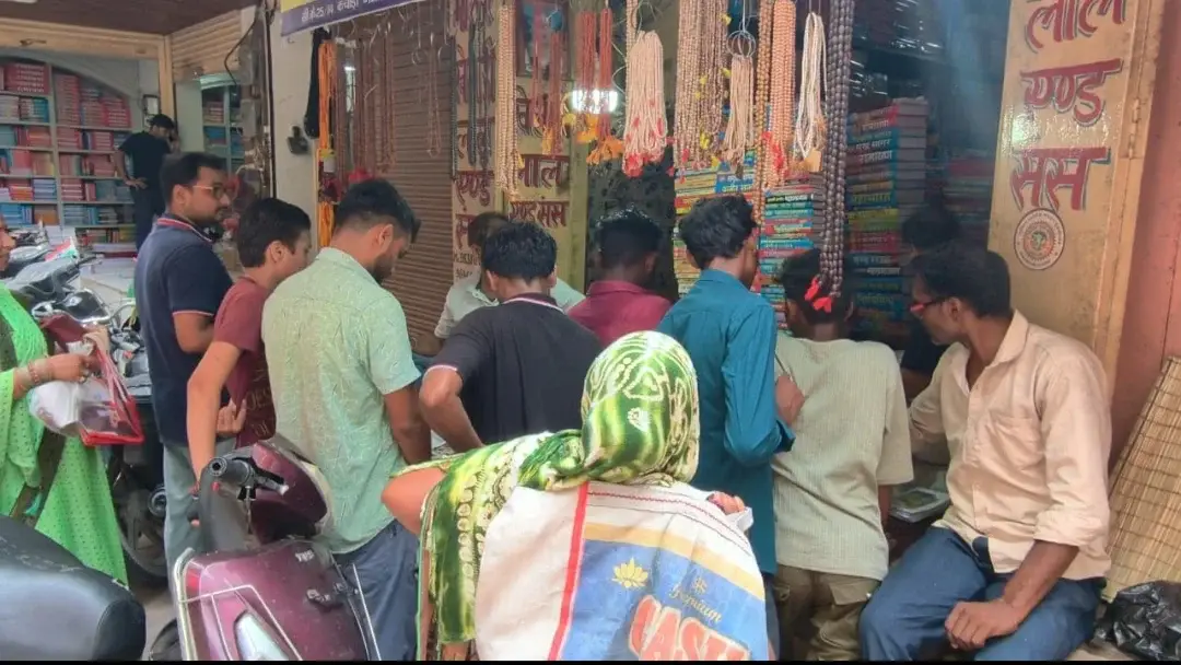 नाग पंचमी पर काशी में उत्साह: कचौड़ी गली से लेकर चौक तक सजी पूजन सामग्री की दुकानें, उमड़े लोग