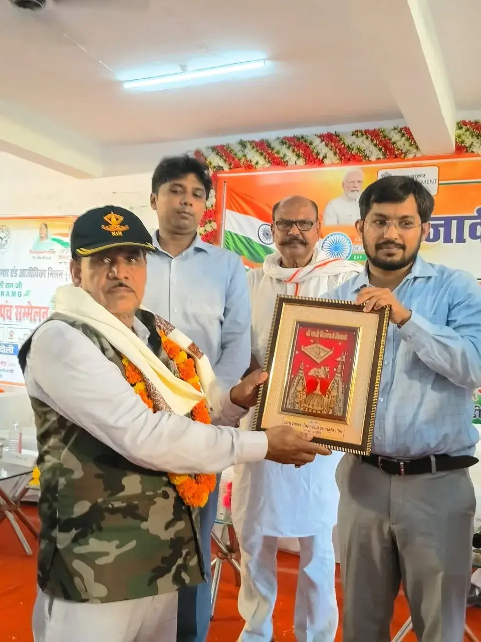 नियामताबाद में देशभक्ति का सैलाब: तिरंगा यात्रा में उमड़े डीएम और विधायक