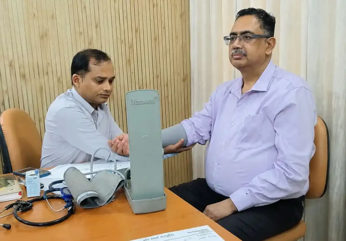 पूर्वांचल विश्वविद्यालय में स्वास्थ्य का महाकुंभ: 130 लोगों की हुई निशुल्क जांच