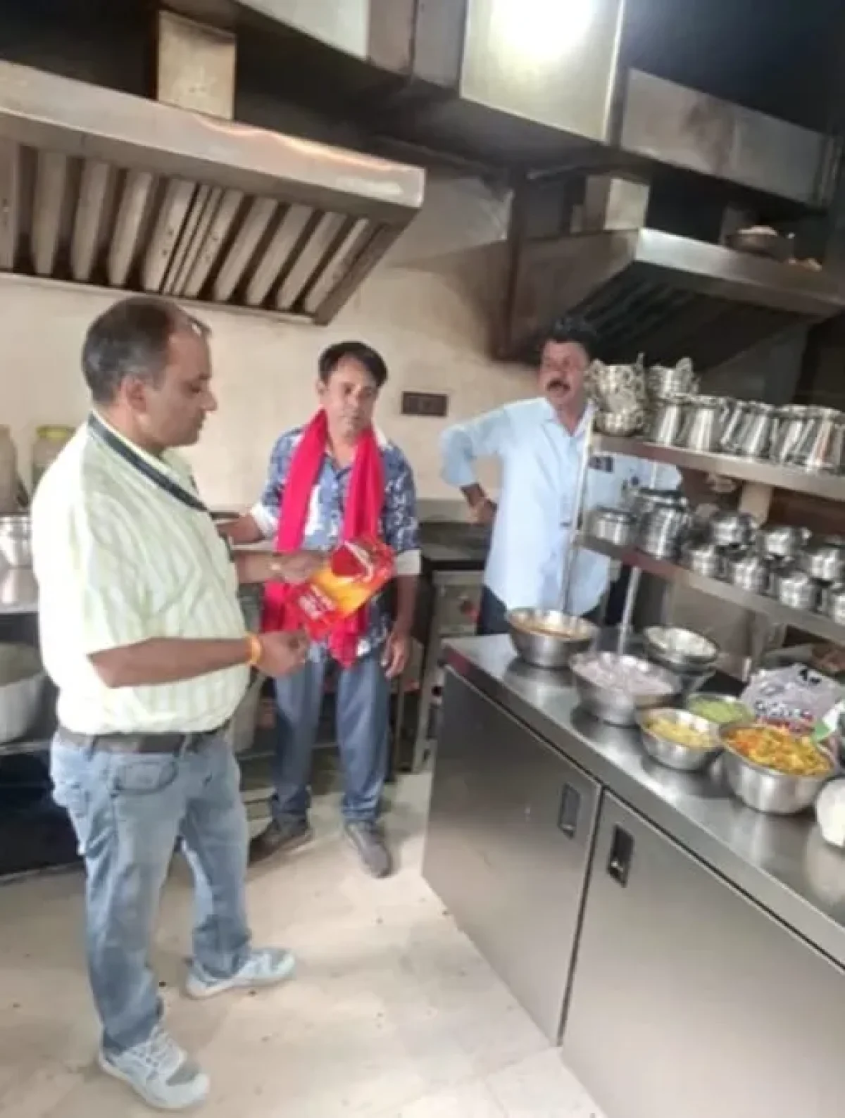 राजगढ़ में खाद्य विभाग का बड़ा छापा, सड़ी गोभी और जला तेल जब्त