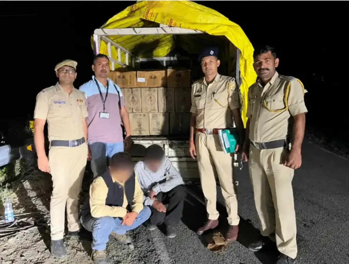 रामपुर में पुलिस का बड़ा एक्शन: अवैध शराब की बड़ी खेप के साथ दो तस्कर गिरफ्तार